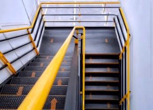 Escaleras y pasamanos metálicos para edificios