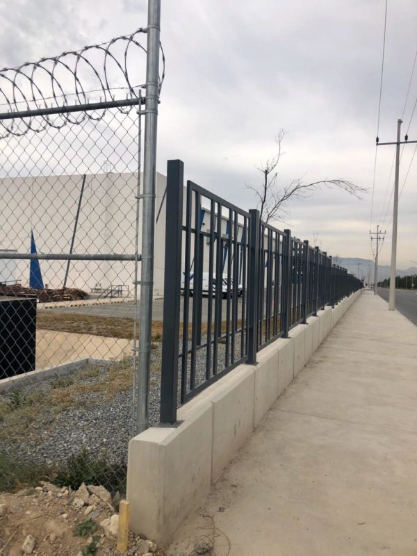 Muro herrería con malla ciclónica